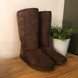 [UGG] Chestnut Classic Tall Boot - Size 6